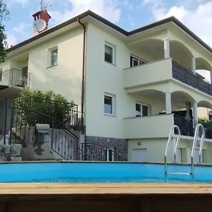 Kyra Apartment